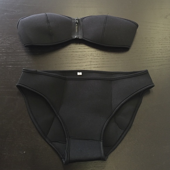 Black 2 piece bikini 👙