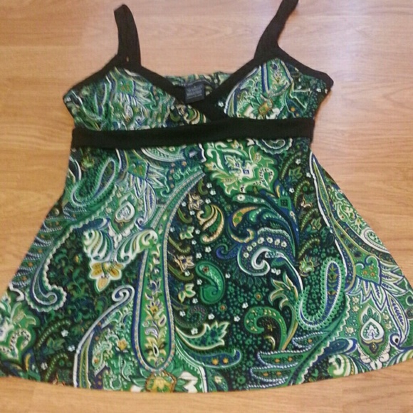 Beautiful sleeveless shirt.  Great for going .