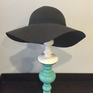 Oversized dark gray hat by Aqua