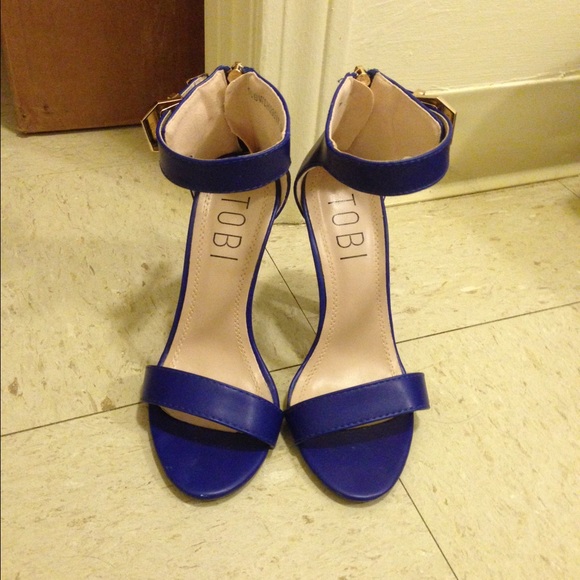 Tobi open toe heel sandal.