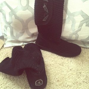 Bearpaw black sweater boots