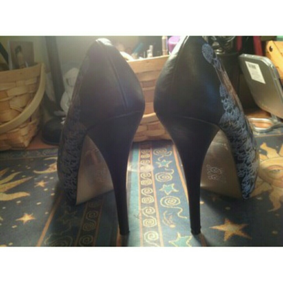 Iron Fist Heels (SKULLS EVERYWHERE ON THIS SHOE!) - Picture 4 of 4