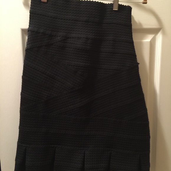 Black exposed-zipper detailed skirt