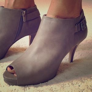 madden girl Gray Peekaboo ankle boot
