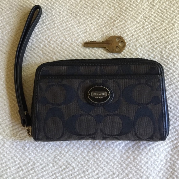 🎉Sale🎉 Black Coach Wristlet - Picture 2 of 4