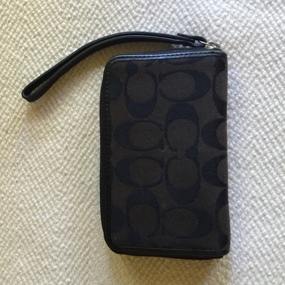 🎉Sale🎉 Black Coach Wristlet - Picture 3 of 4