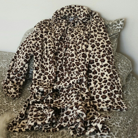 Fuzzy leopard robe Clearance