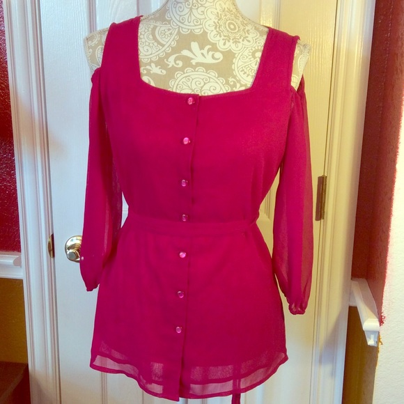 🎉 😋 Fuchsia❣cold shoulder top w/ belt