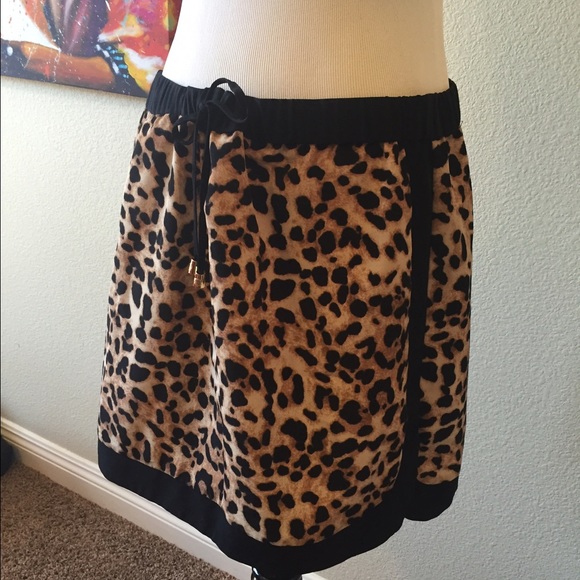 Vince Camuto leopard/black mini skirt Sz L
