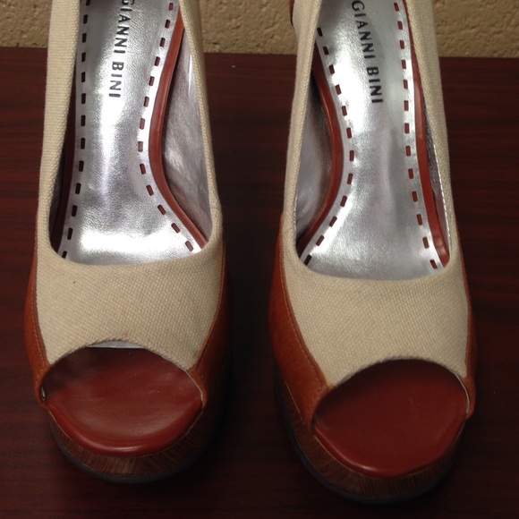 Fantastic Gianni Bini leather and fabric heels. - Picture 2 of 4