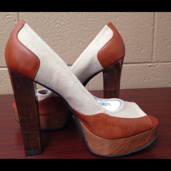 Fantastic Gianni Bini leather and fabric heels. - Picture 3 of 4
