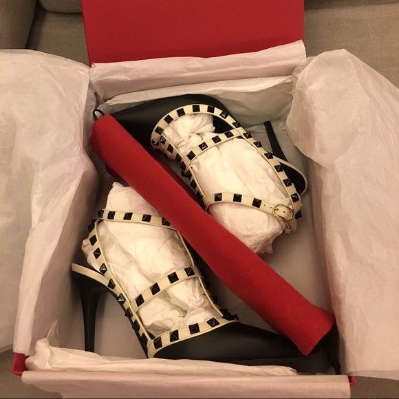 ✨BNIB limited edition Auth Valentino Rockstud✨ - Picture 2 of 4