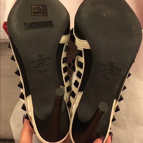 ✨BNIB limited edition Auth Valentino Rockstud✨ - Picture 3 of 4