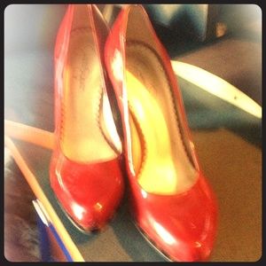 Red pumps . With Shell heel.