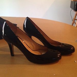 Black patent leather pumps