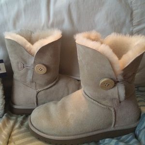 Cream uggs! SIZE 6