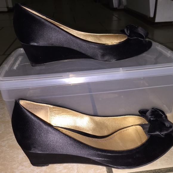 Mini wedge satin peep toes