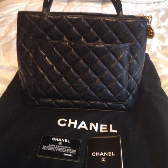 CHANEL TOTE - Picture 2 of 4