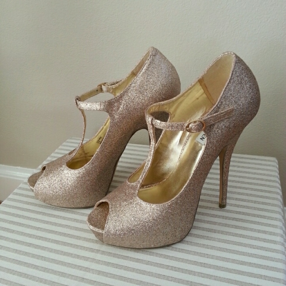 Peep Toe T-Strap Glitter Pump