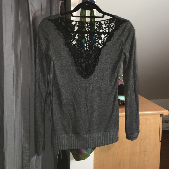 ❌SOLD❌Long sleeve shirt w beautiful lace on back - Picture 2 of 2