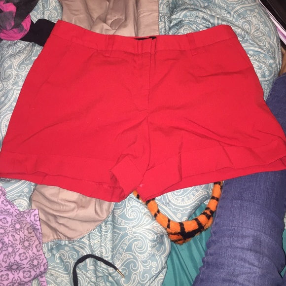 Highwaisted red shorts