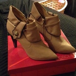 Nude/tan heeled booties