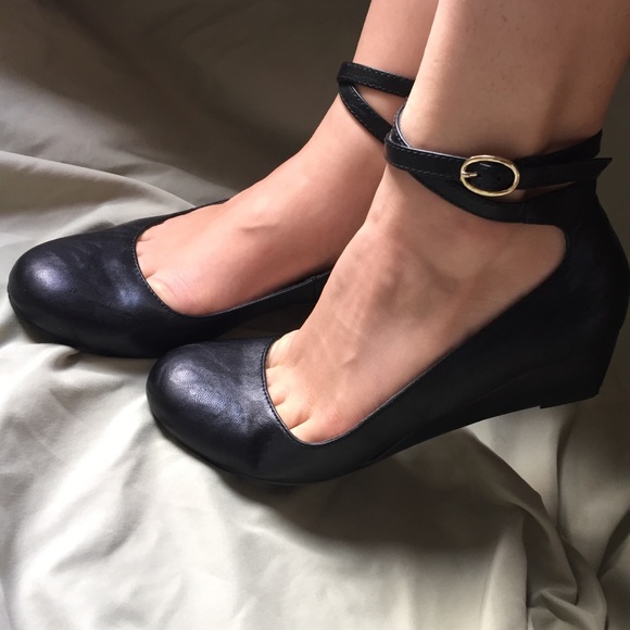 Black wedge shoes