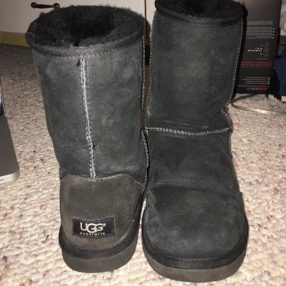 gently used women's classic short black uggs