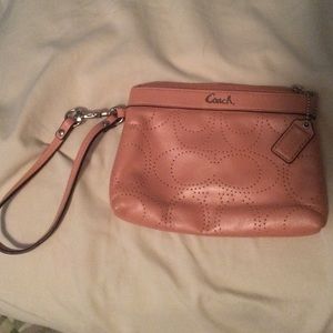Coach pink wristlet!🔷