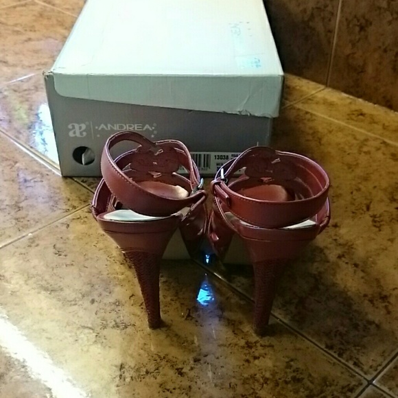 Red high heels - Picture 2 of 3