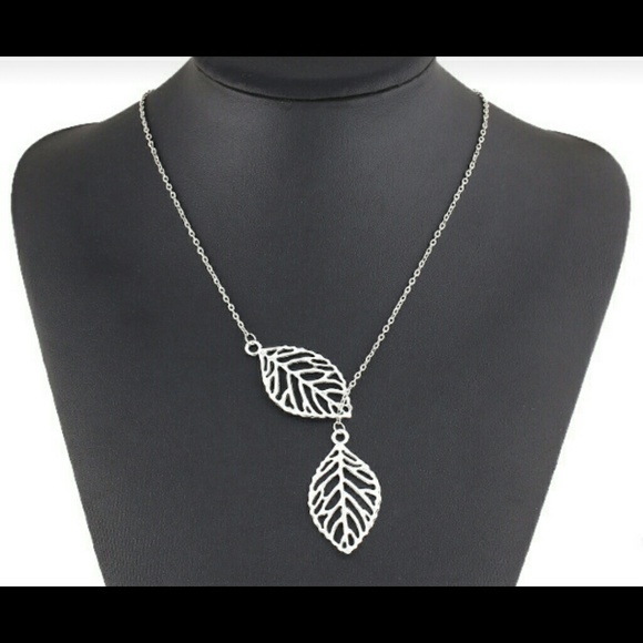 Leaf pendant necklace