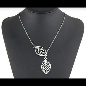 Leaf pendant necklace