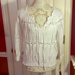 🎉 😋 🌺 Large eyelet 💖white peasant blouse