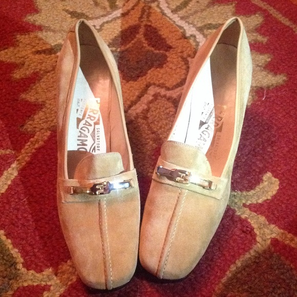 💝Salvarore Ferragamo Classic Suede Size 9AAAA💝
