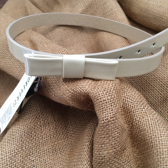 Forever 21 Accessories - 🌿 Cream / Beige / Ivory Bow Faux Leather Belt 🌿