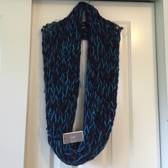 FREE GIFT: Brand New Infinity Scarf Black & Blue