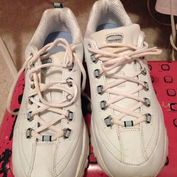 Tennis shoes