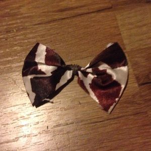 Giraffe print bow