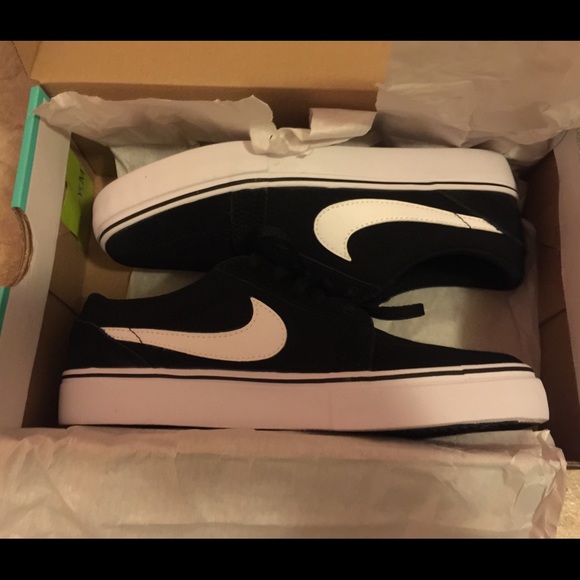 NEW nike shoes! size 5, black and white
