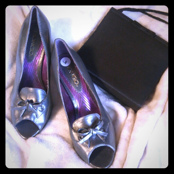 NWOT Pewter oxford peep-toe pumps by Bongo