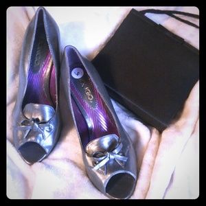 NWOT Pewter oxford peep-toe pumps by Bongo