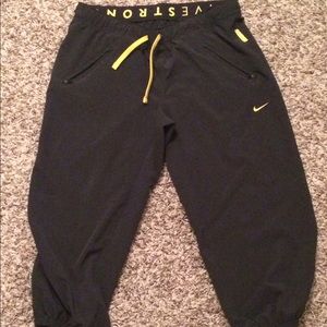 3-quarter size women's Medium pants.