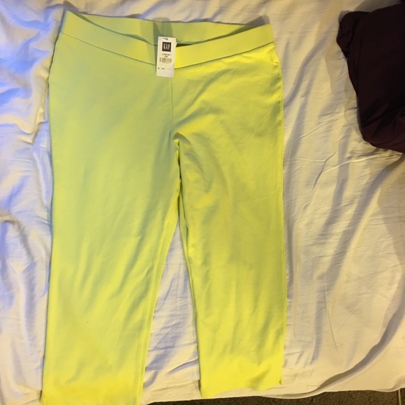 NWT Gap Yoga/Workout Capri legging