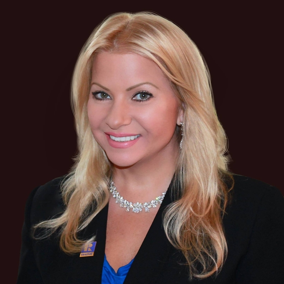 Meet your Posher, Vicky - Picture 2 of 2