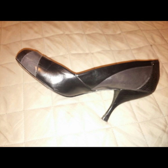SOLD Charles David Black snakeskin and grey pumps - Picture 4 of 4