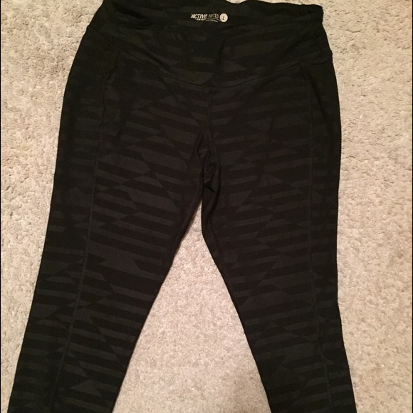 Old Navy Active graphic crops