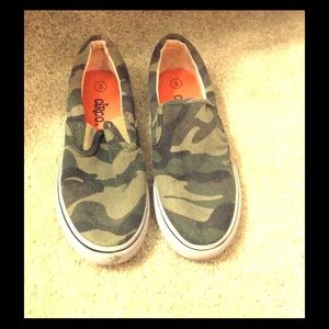 Circo camo slip-on's