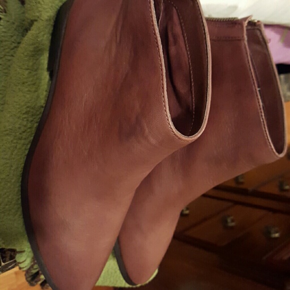 Broen ankle booties. Too small