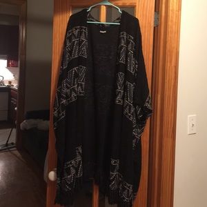 Poncho Shall Urban Outfitters with Fringe Bottom