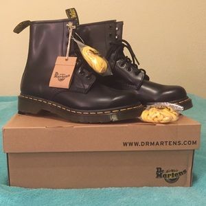 Women's Smooth firm-finished black Dr. Martens!